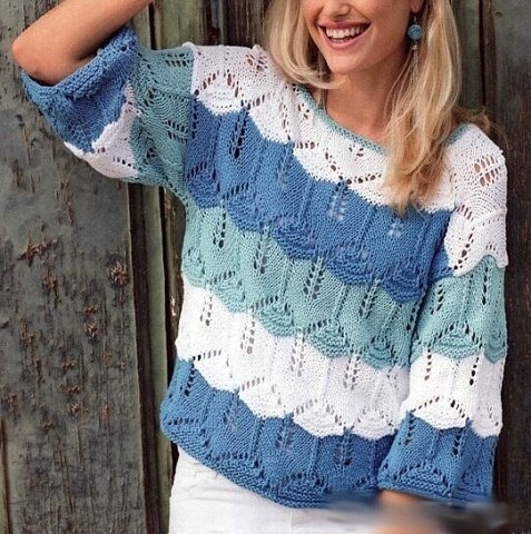 Женский вязаный трехцветный пуловер спицами