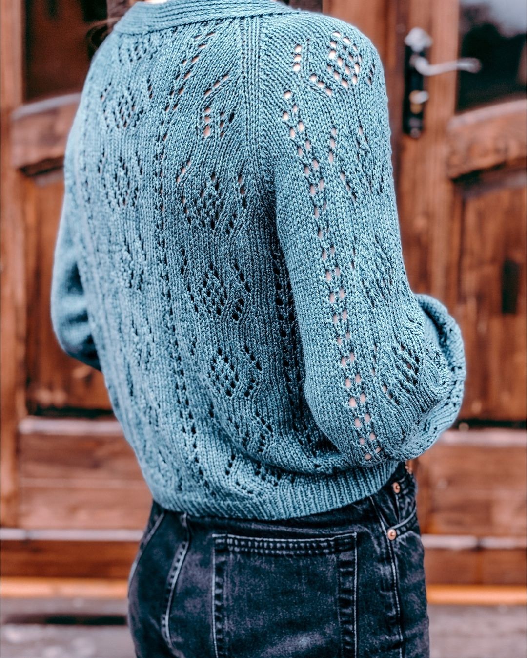 Французская кофточка спицами с ромбами и узором «клубника»