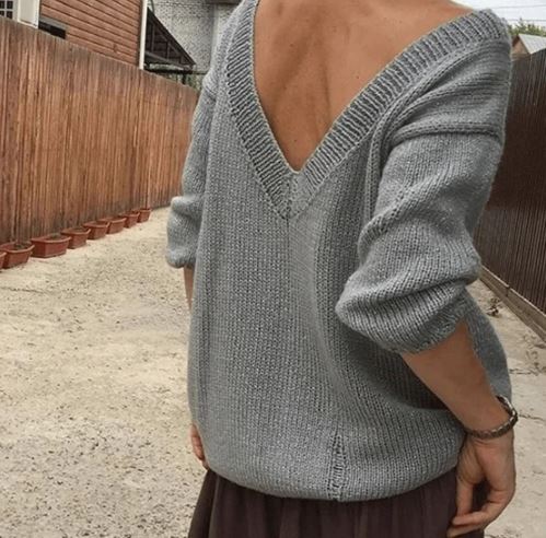 Пуловер с глубоким вырезом спицами