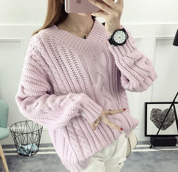 Розовый пуловер с косой по центру