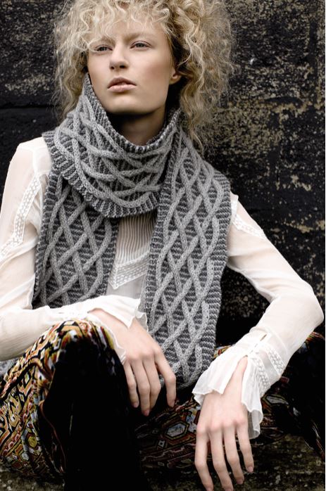Стильные и теплые вязанные шарфы спицами