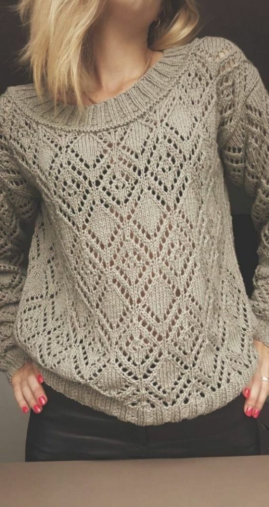 Пуловер с ромбами спицами