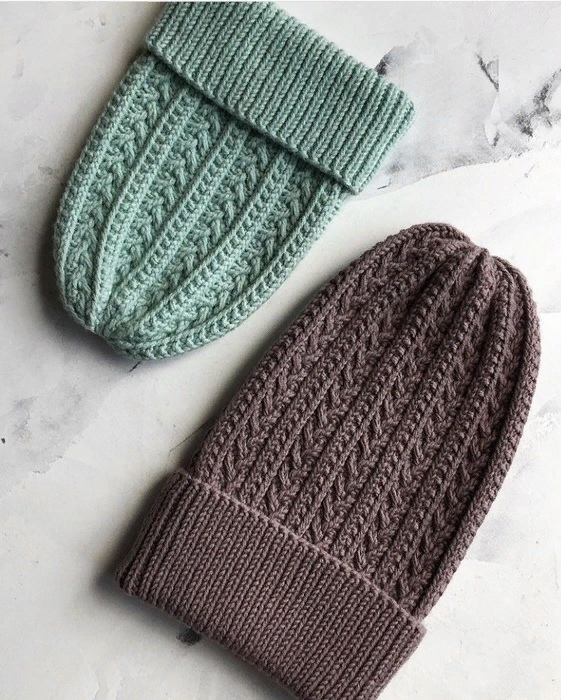 Простая и красивая шапочка спицами