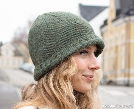Вязаная шляпка спицами лицевой гладью