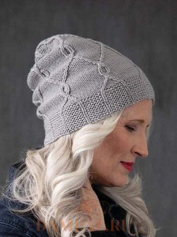 Женская шапка бини спицами изнаночной гладью со жгутами